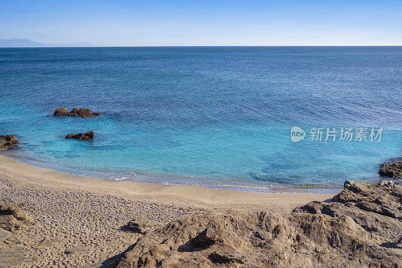 在Costa del Marbella附近的Mijas Costa的Piedras del Cura海滩